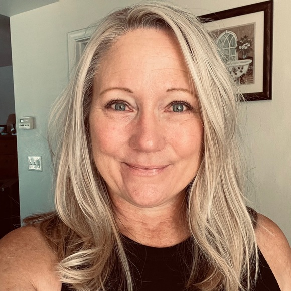 Meet your Posher, Lisa - Picture 2 of 5